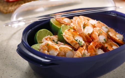 Steamed shrimp with herbs and lime in a blue dish